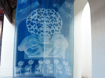 Tác phẩm lụa in cyanotype hình tượng con Nghê của nghệ sĩ Phạm Tuấn Ngọc