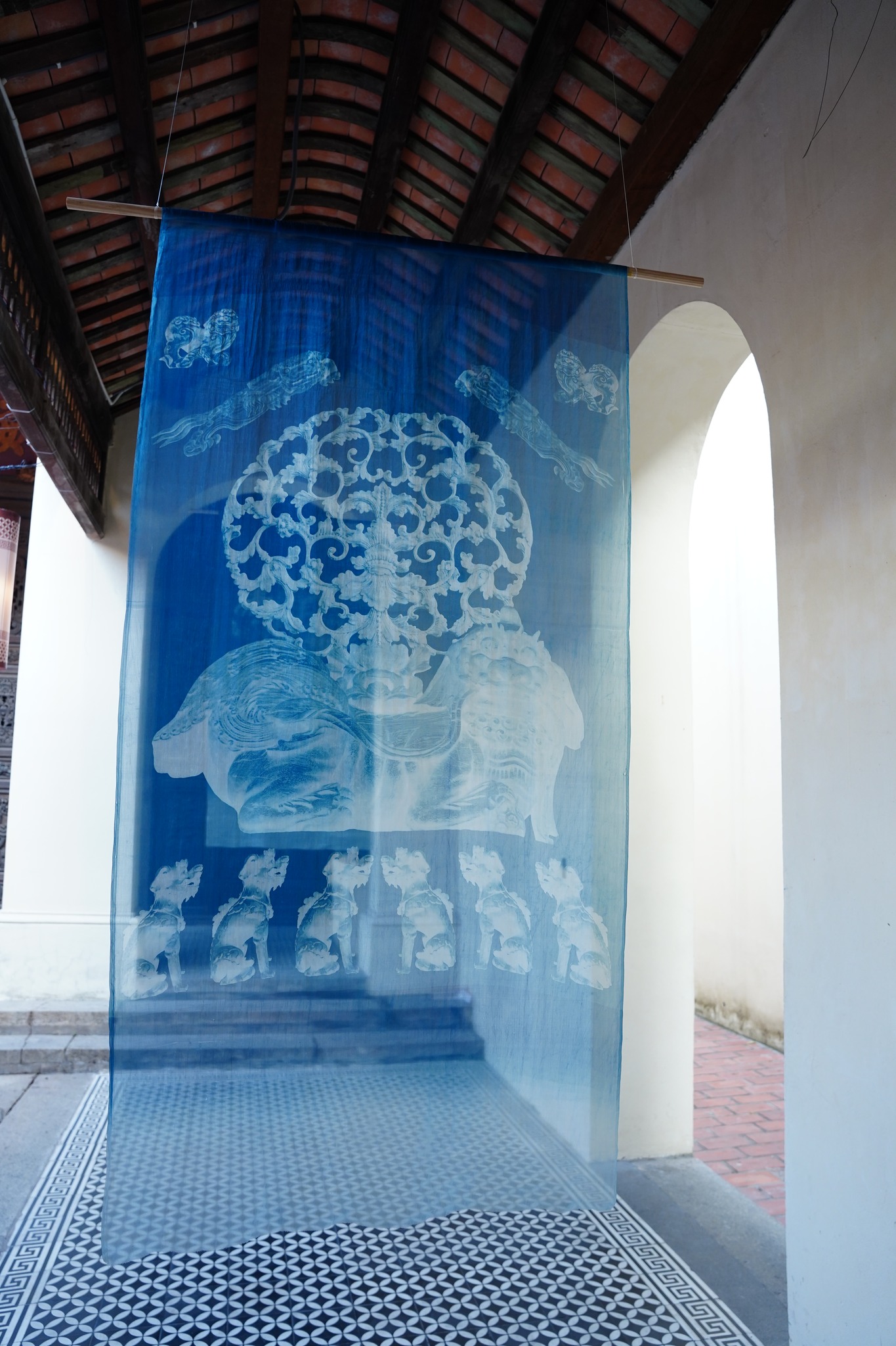 Tác phẩm lụa in cyanotype hình tượng con Nghê của nghệ sĩ Phạm Tuấn Ngọc