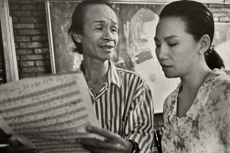 Trịnh Công Sơn tập hát cho em gái - ca sĩ Trịnh Vĩnh Trinh năm 1995. Bên cạnh Khánh Ly, Hồng Nhung, bà cũng là một trong những giọng ca nữ thể hiện nhạc Trịnh thành công