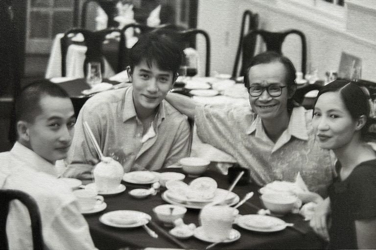 Tấm ảnh đạo diễn Trần Anh Hùng, diễn viên Hong Kong Lương Triều Vỹ, nhạc sĩ Trịnh Công Sơn và diễn viên Trần Nữ Yên Khê chụp năm 1997 tại TP.HCM