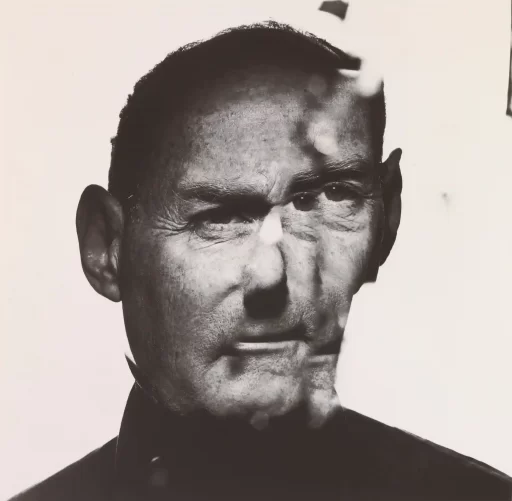Irving Penn - In a Cracked Mirror, New York, 1986. (Nguồn: Irving Penn)