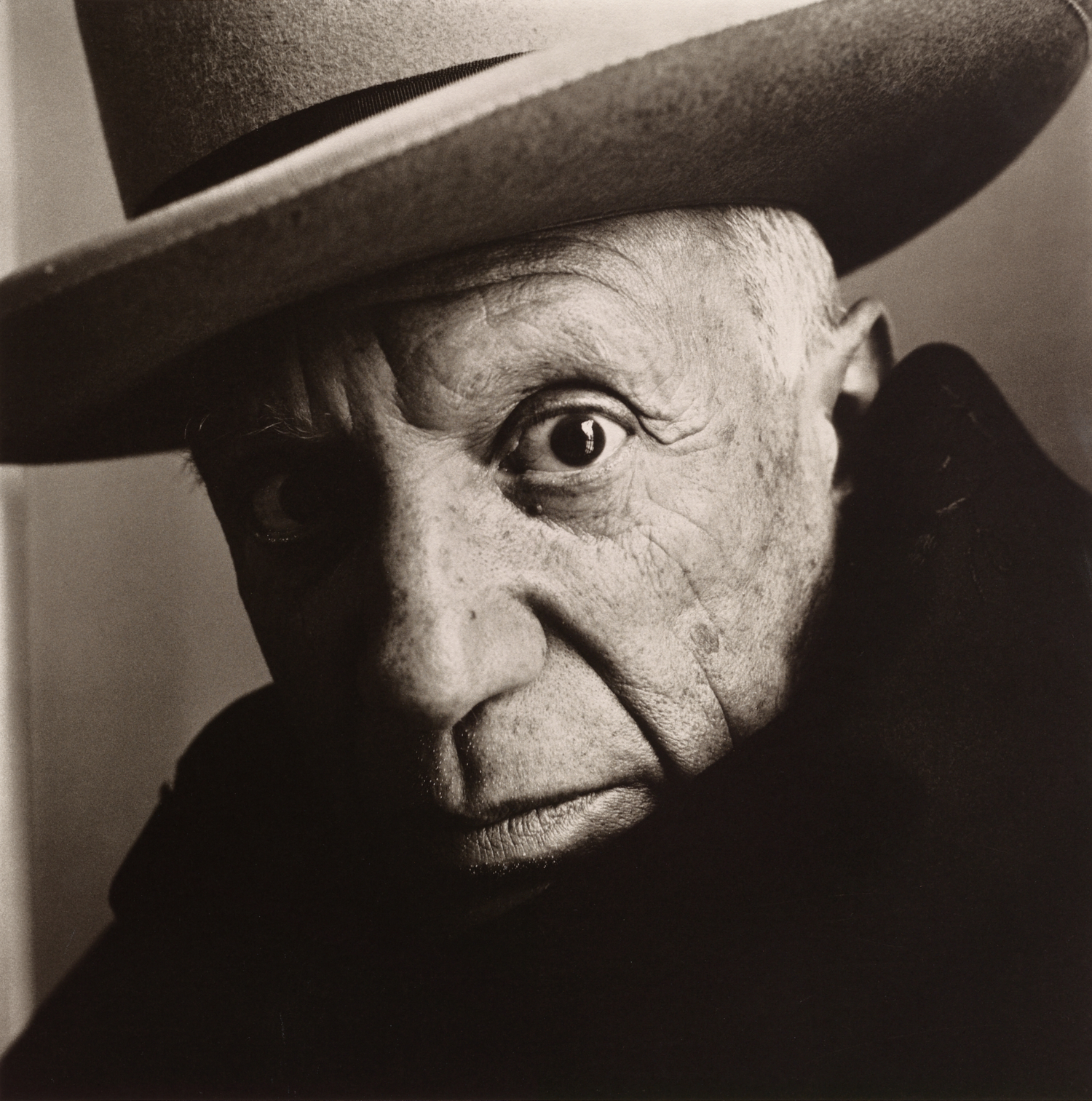 Pablo Picasso at La Californie, Cannes, 1957. (Nguồn: The Irving Penn Foundation)