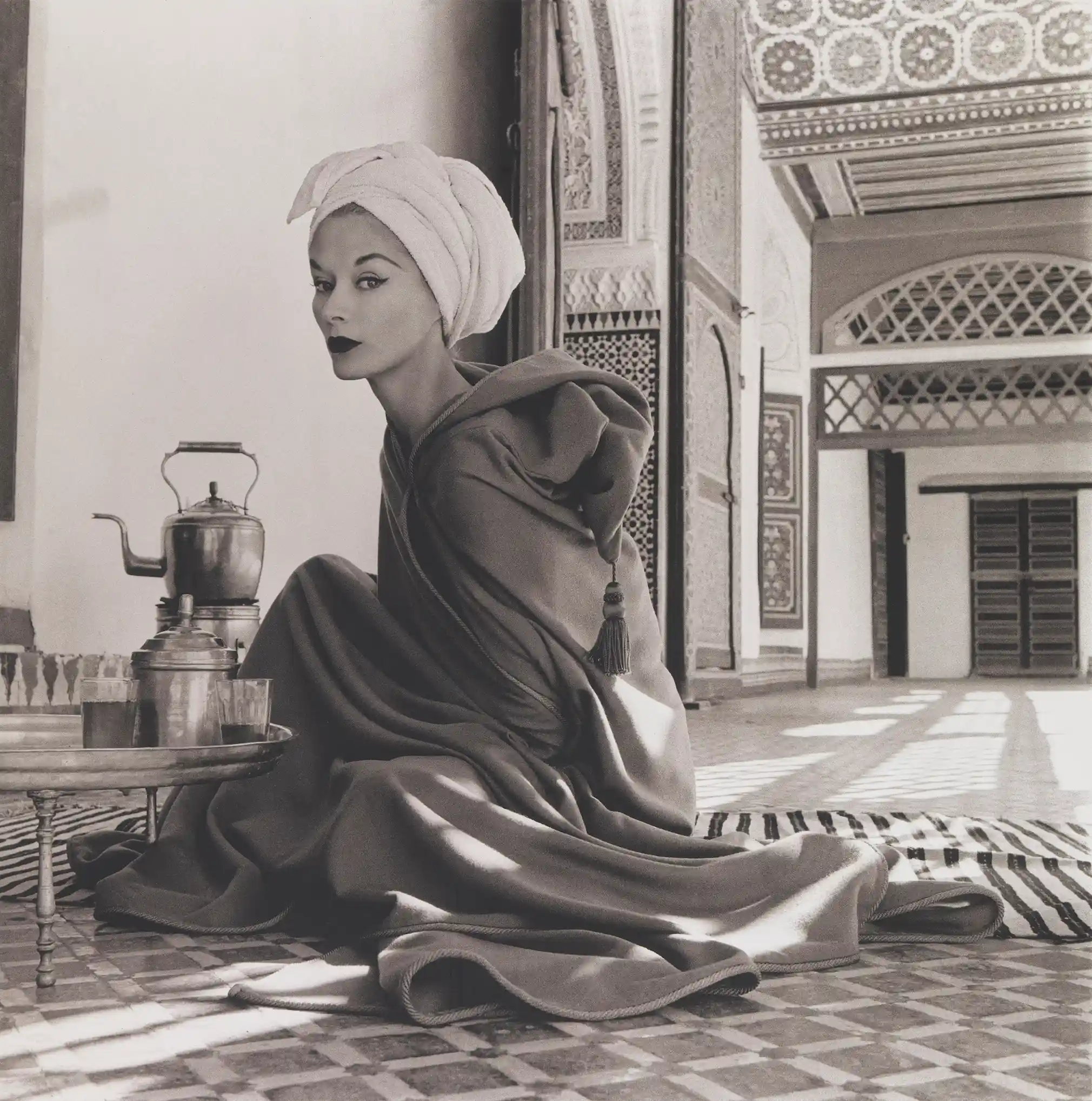 Woman in Moroccan Palace (Lisa Fonssagrives-Penn), Marrakech, 1951. (Nguồn: Irving Penn)