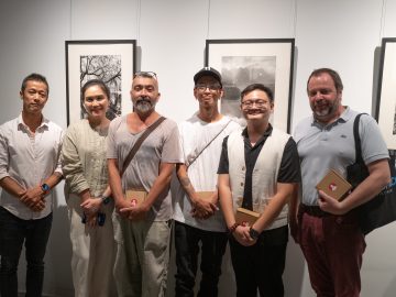 Các nhiếp ảnh gia của triển lãm MAY chụp hình cùng đại diện của Hanoi Studio Gallery và Viện Pháp tại Hà Nội