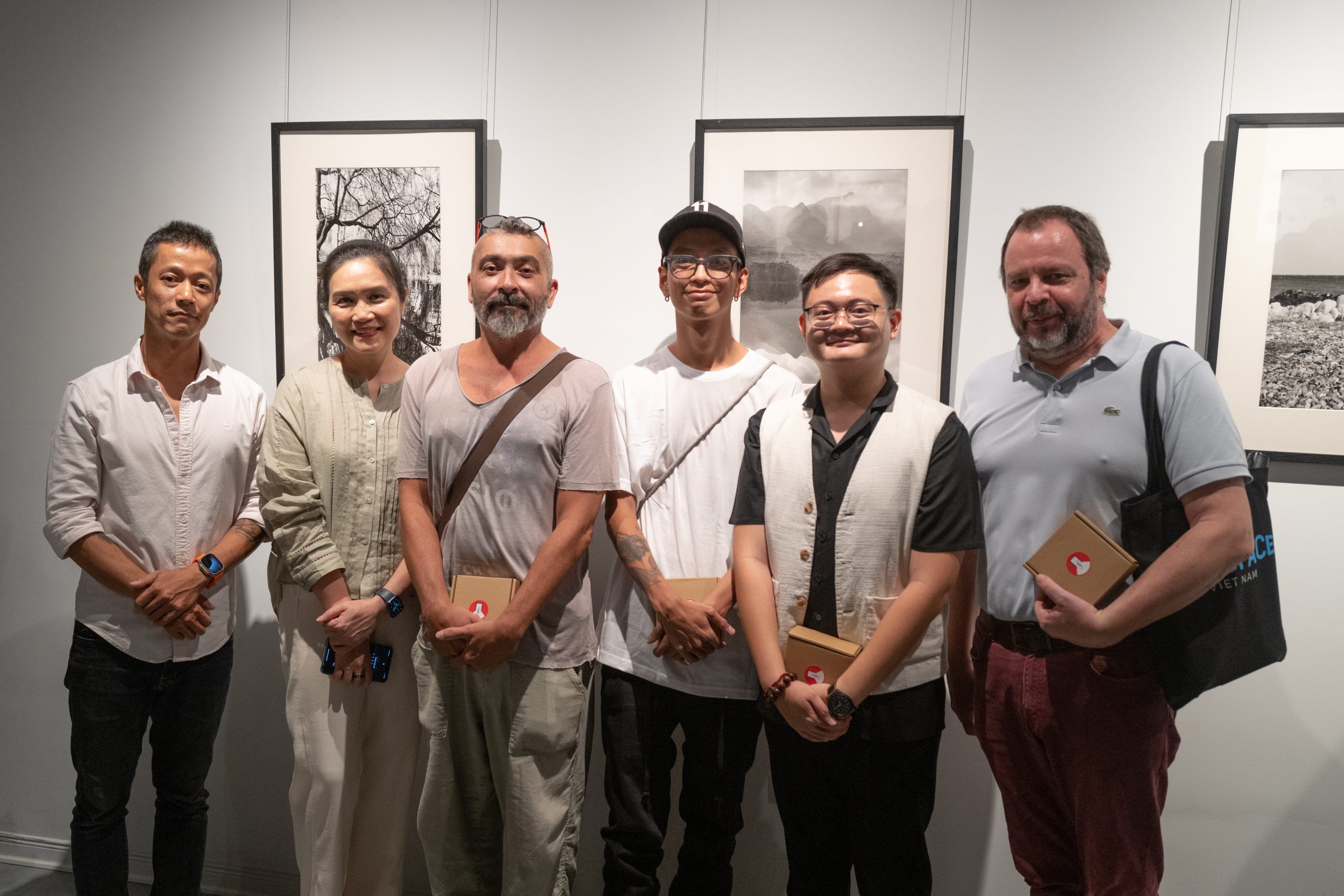 Các nhiếp ảnh gia của triển lãm MAY chụp hình cùng đại diện của Hanoi Studio Gallery và Viện Pháp tại Hà Nội