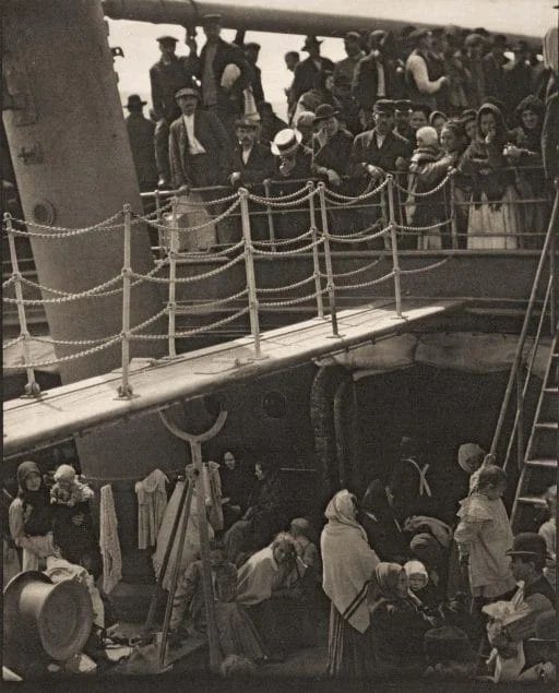 ác phẩm The Steerage, 1907 của Alfred Stieglitz đã thành công đưa bức ảnh vào trong bảo tàng, thu hút sự chú ý của nhà sưu tầm và ghi dấu nhiếp ảnh vào lịch sử của nghệ thuật. Trong tác phẩm có những yếu tốtinh túy về mặt cấu hình như đường chia rõ nét thể hiện sự phân tầng lớp giữa giàu và nghèo, hàm chứa nhiều yếu tố nhân sinh.