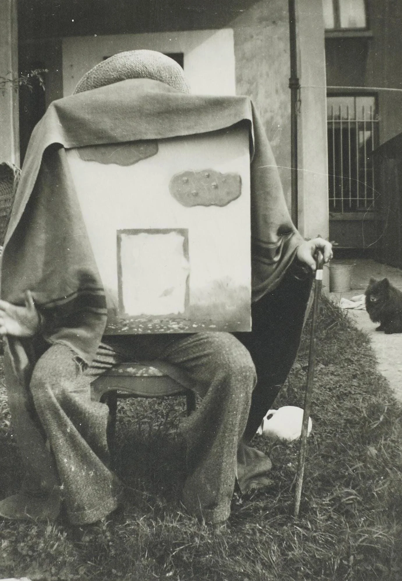René Magritte, La fidélité des images #12: Dieu, Le huitième jour, 1937. René Magritte đã sử dụng nhiếp ảnh như một hình thức thử nghiệm sự mới mẻ, kết hợp với tranh vẽ, đồ vật trong xưởng để tạo ra cấu hình, cấutrúc. Bức ảnh này của ông là một ví dụ về nhiếp ảnh siêu thực thời kỳ đầu tiên.