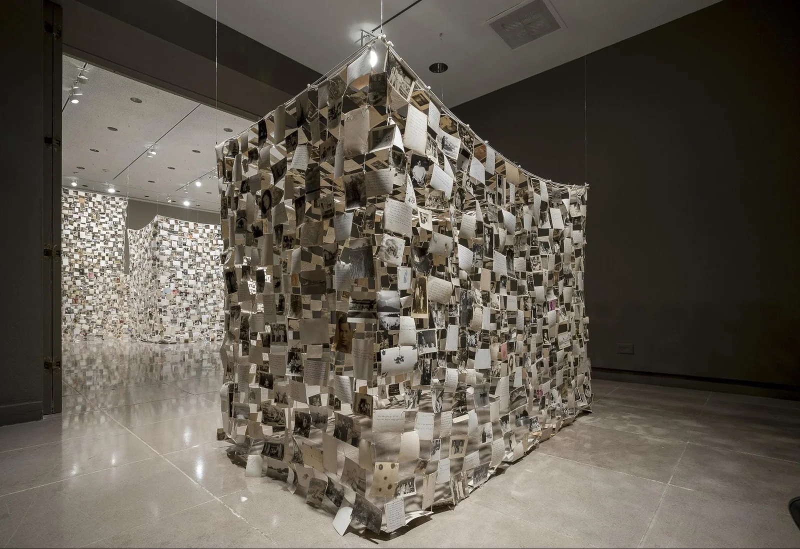inh Q. Le, Crossing the Farther Shore, 2014, pre-1975 photographs. Installation shots. Anh đi khắp Sài Gòn và vùng miền Nam, tìm bức ảnh bán ở chợ dân sinh, chợ đồ cổ rồi mua theo kg. Tác phẩm của anh khôngphải là ảnh, mà là một chủ thể mang tính xã hội, lưu trữ lại 1 lịch sử khác theo góc nhìn của người miền Nam. Với hình thức thể hiện giống cái mùng, người thưởng thức có thể xem tác phẩm từ trong ra ngoài và đi xung quanh nó.